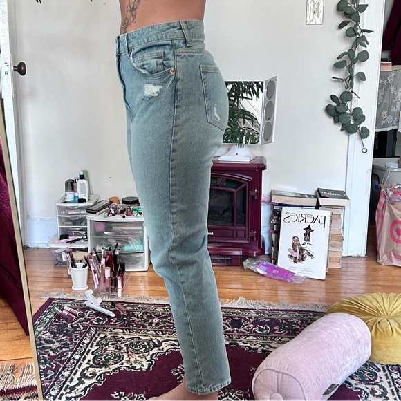 Light Denim High-Waisted Distressed Jeans - Picture 4 of 7